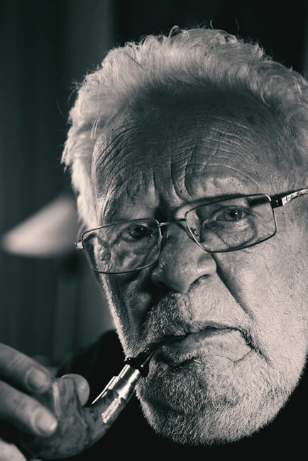 Pressefoto: Jacques Berndorf am Schreibtisch mit Pfeife (Bildquellenvermerk: Alwin Ixfeld) Pressefoto: Jacques Berndorf am Schreibtisch mit Pfeife (Bildquellenvermerk: Alwin Ixfeld)