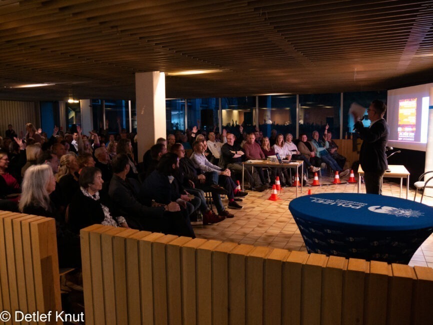 Krimilesung Polizeipräsidium Düsseldorf 2023 8 Moderation durch René le Riche